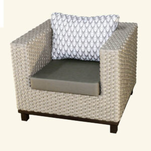 Poltrona Canada com estrutura de alumínio e madeira cumarú, revestida com Corda Náutica.